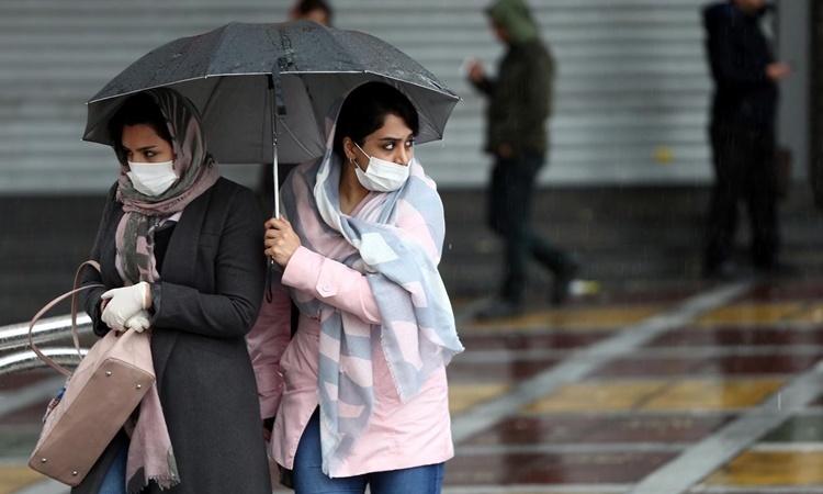 Hai phụ nữ đeo khẩu trang trên đường phố thủ đô Tehran, Iran, ngày 25/2. Ảnh: Reuters.
