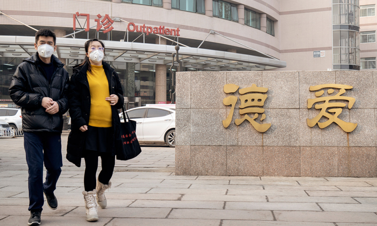 Một phụ nữ mang thai rời bệnh viện phụ sản ở Bắc Kinh. Ảnh: NY Times.