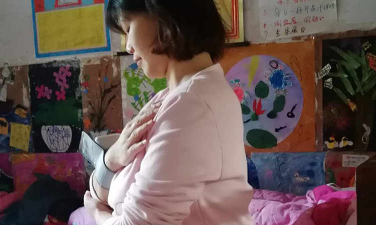 Jane Huang tự đo huyết áp tại nhà ở thành phỗ Vũ Hán, tỉnh Hồ Bắc. Ảnh: NY Times.