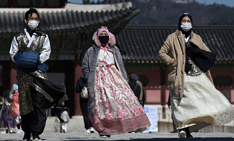 Du khách đến Seoul hôm 23/3. Ảnh: AFP.