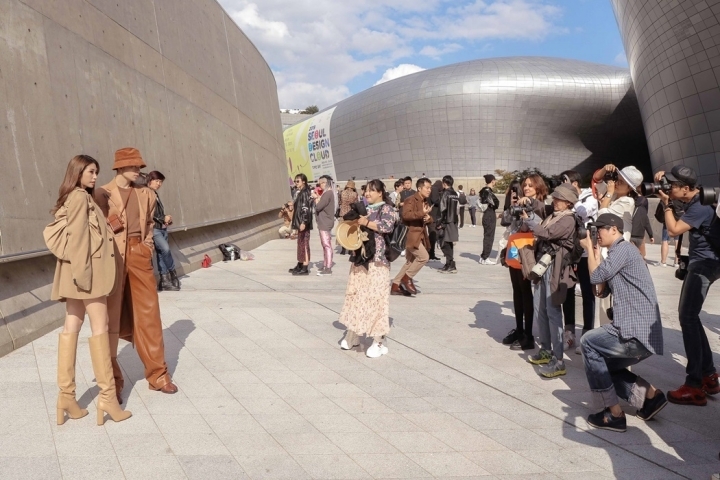 Khổng Tú Quỳnh và Kelbin dự Seoul Fashion Week năm ngoái. Ảnh: Nguyễn Du.