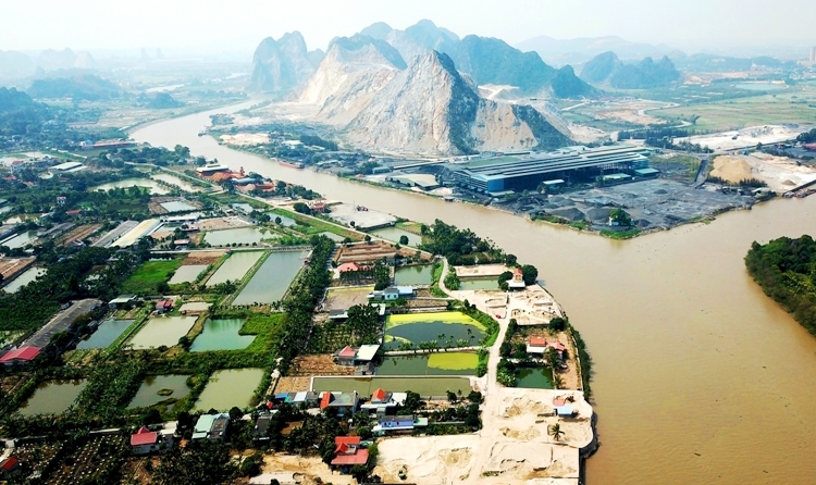 Sau khi bãi cọc Đầm Thượng phát lộ tại ao cá của gia đình ông Đào Văn Đến ở ngã 3 sông Đá Bạch,  xã Lại Xuân, huyện Thủy Nguyên, Hải Phòng lập quy hoạch nghiên cứu liên quan đến chiến thắng Bạch Đằng trên quy mô rộng hơn 3000ha. Ảnh: Giang Chinh