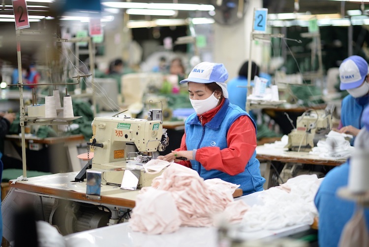 Doanh nghiệp dệt may cơ cấu lại sản xuất để ứng phó với suy giảm từ Covid-19. Ảnh: Cao Hưng