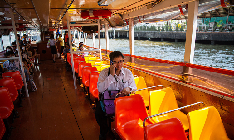 Thuyền ngắm cảnh vắng khách chạy trên sông ở Bangkok hôm 24/2. Ảnh: NY Times.