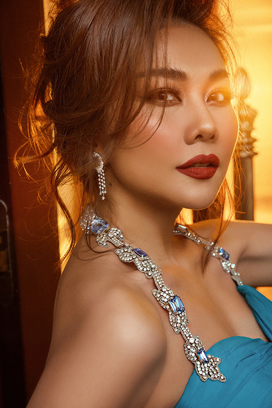 Thanh Hằng tôn dáng với đầm khoét eo