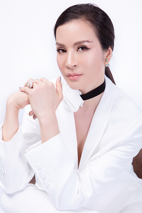 Thanh Mai diện mốt không nội y