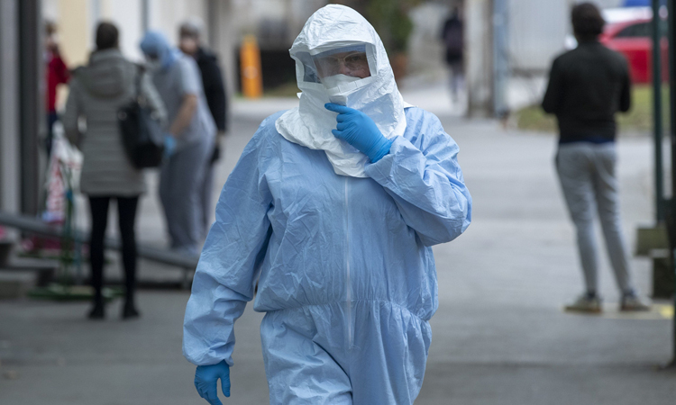 Nhân viên y tế mặc đồ bảo hộ tại một bệnh viện ở Zagreb, Croatia hôm 25/2. Ảnh: AP.