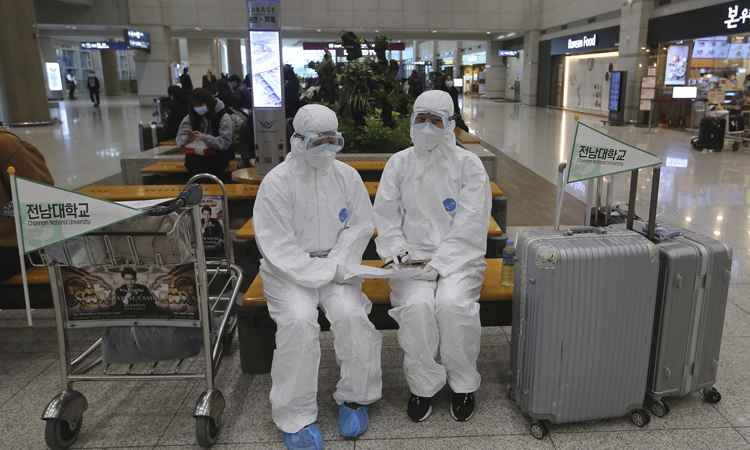 Nhân viên y tế mặc đồ bảo hộ tại sân bay quốc tế Incheon, Hàn Quốc hôm 25/2. Ảnh: AP.