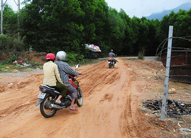 Hàng rào thép gai bảo vệ cao tốc La Sơn - Túy Loan bị tháo người dân tháo dỡ tạo lối đi. Ảnh: V.A