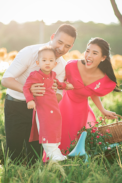 Vợ chồng Thúy Diễm đưa con đi đường hoa Tết Canh Tý. Ảnh: