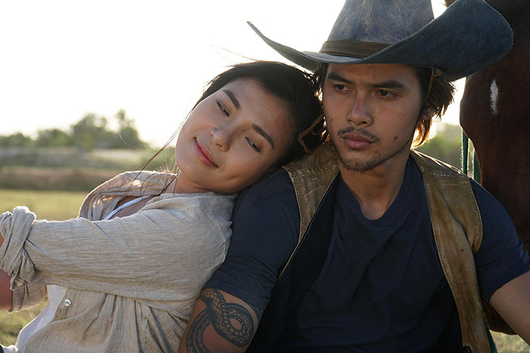 Thúy Diễm bên diễn viên Hữu Thanh Tùng trong phim Cát đỏ. Ảnh: Mai Gia Ly.