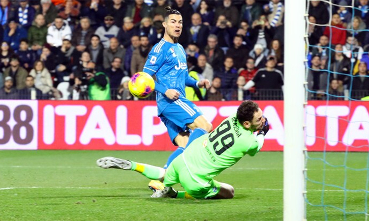 Ronaldo đang có 21 bàn tại Serie A mùa này, chỉ kém năm bàn so với người dẫn đầu danh sách ghi bàn - Ciro Immobile. Ảnh: La Presse.