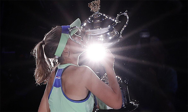 Kenin nghẹn ngào hôn lên chiếc cup vô địch Australia Mở rộng trong lễ đăng quang tại Melbourne Park hôm 1/2. Ảnh: Reuters.