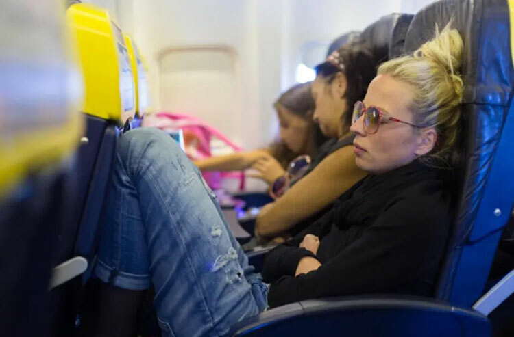 Theo chuyên gia nghi thức Judi James, những người ngả ghế ngay khi lên máy bay là những người không có sự đồng cảm. Ảnh: Alamy.