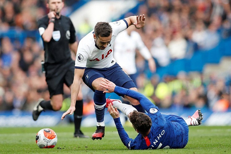 Tottenham (áo trắng) thua Chelsea cả hai trận mùa này. Ảnh: Reuters.