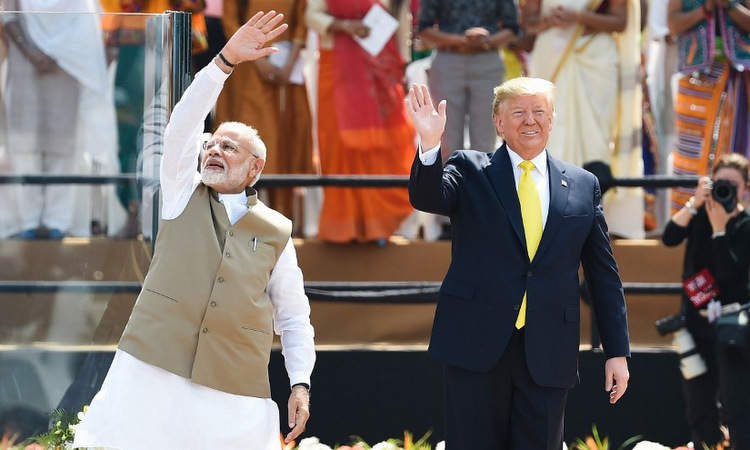Modi (trái) và Trump trong buổi lễ tại sân vận động thành phố Ahmedabad hôm qua. Ảnh: AFP.