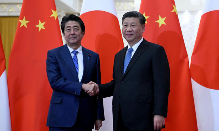 Thủ tướng Shinzo Abe bắt tay Chủ tịch Tập Cận Bình ở Bắc Kinh, Trung Quốc, tháng 12/2019. Ảnh: Reuters.