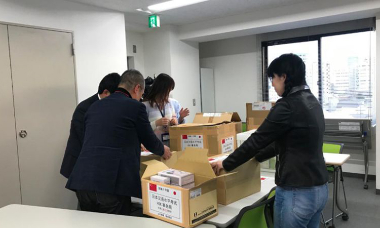 Nhân viên Hiệp hội Phát triển Thanh niên Nhật Bản đang đóng thùng vật tư y tế để gửi sang Trung Quốc. Ảnh:CNN.