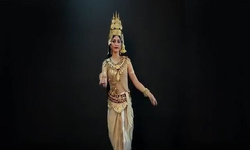 Trương Thị May múa điệu Khmer