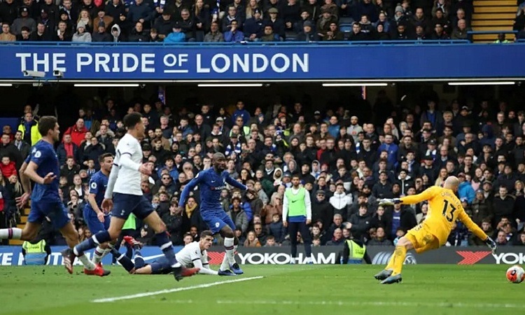 Bàn rút ngắn tỷ số có phần may mắn của Lamela cho Tottenham. Ảnh: Reuters.