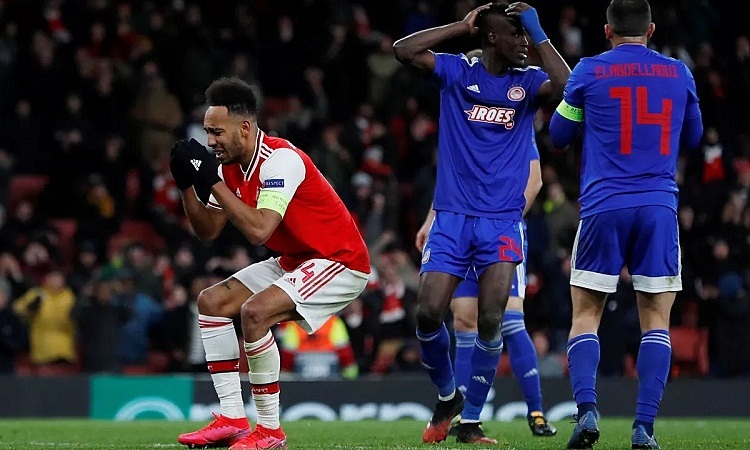Aubameyang tiếc nuối khi bỏ lỡ cơ hội mà nếu ghi bàn, anh có thể giúp Arsenal đi tiếp. Ảnh: Reuters.