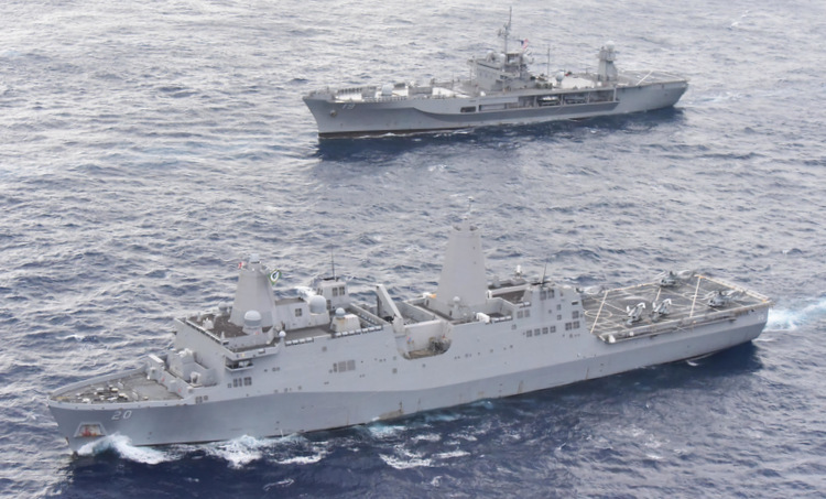 Kỳ hạm USS Blue Ridge (xa) và USS Green Bay trên Thái bình Dương hồi cuối tháng 1. Ảnh: US Navy.
