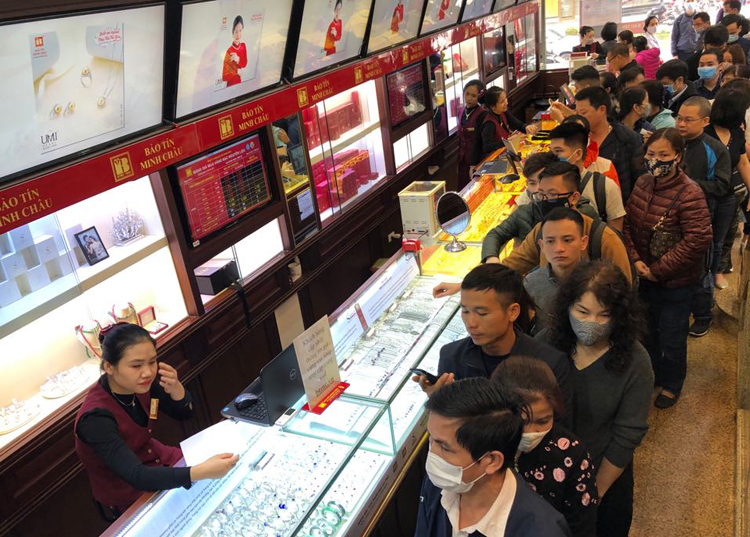 Dòng người xếp hàng tại cửa hàng vàng ở Cầu Giấy (Hà Nội) sáng 25/2, đa phần để bán ra. Ảnh: Quỳnh Trang.