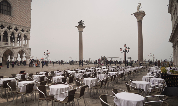Những dãy bàn trống trơn ở quảng trường St. Mark ở thành phố Venice hôm 25/2. Ảnh: AP.