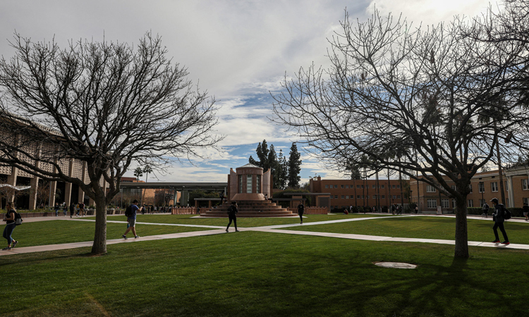 Khuôn viên Đại học bang Arizona hôm 31/1 vắng bóng người hơn. Ảnh: NY Times.