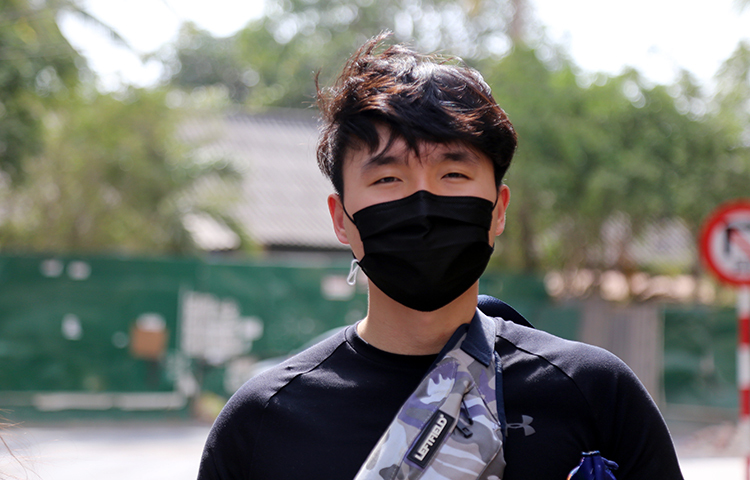 Du khách mang khẩu trang khi tham quan trên đường Nha Trang để phòng dịch bệnh. Ảnh: Xuân Ngọc.
