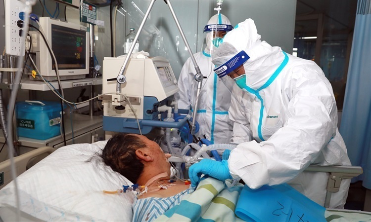 ác bác sĩ điều trị cho bệnh nhân nhiễm nCoV tại bệnh viện ở Vũ Hán hôm 1/2. Ảnh: China Daily.