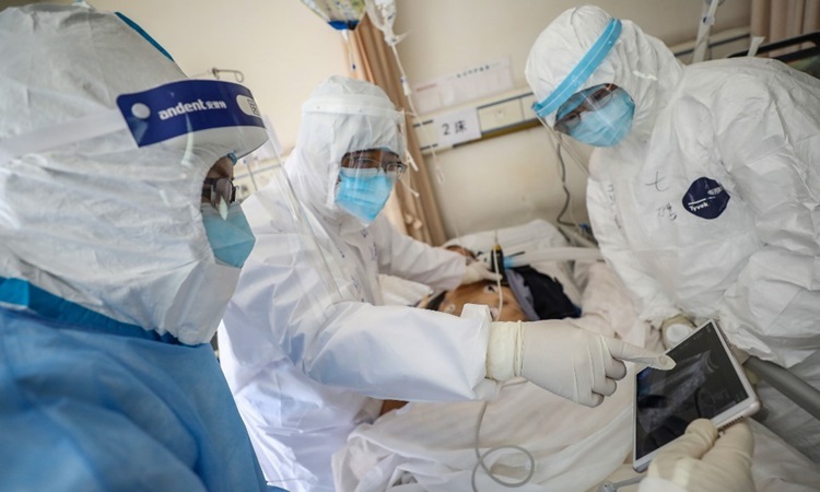 Các bác sĩ điều trị cho bệnh nhân nhiễm nCoV tại một bệnh viện ở Vũ Hán, tỉnh Hồ Bắc hôm 16/2. Ảnh: AFP.
