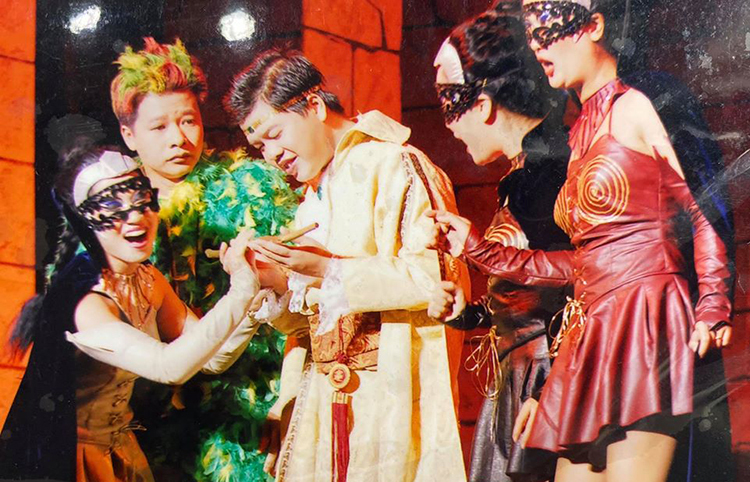 Ca sĩ Đăng Dương (chính giữa) và nghệ sĩ Vũ Mạnh Dũng (áo xanh) trên sân khấu. Ảnh: Đ.D.