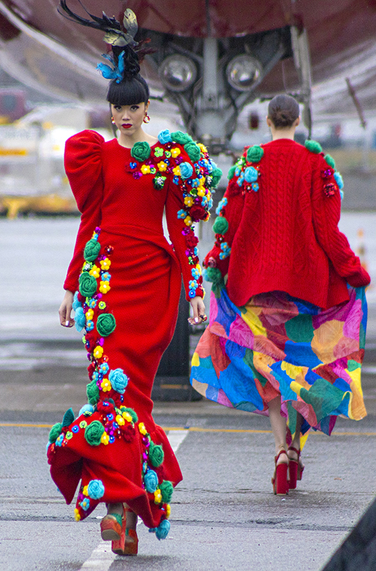 Jessica Minh Anh catwalk trên đường băng