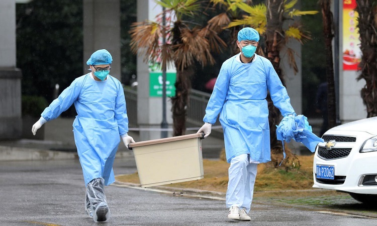 Nhân viên y tế Trung Quốc gần bệnh viện Kim Ngân Đàn ở Vũ Hán hôm 10/1. Ảnh: Reuters.