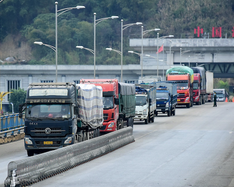 Xe chở hàng thông quan tại cửa khẩu Kim Thành II (Lào Cai). Ảnh: Giang Huy
