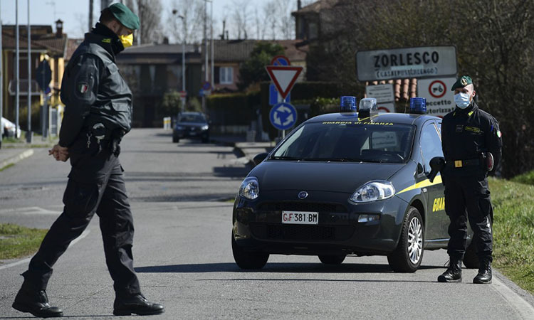 Cảnh sát Italy tuần tra tại một trạm kiểm soát ở thị trấn Zorlesco, vùng Lombardy hôm 26/2. Ảnh: AFP.