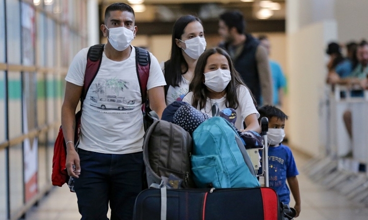 Hành khách tại sân bay ở Santiago, Chile ngày 3/3. Ảnh: AFP.