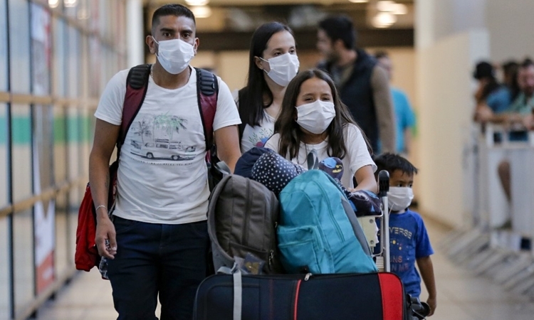 Hành khách tại sân bay ở Santiago, Chile ngày 3/3. Ảnh: AFP.