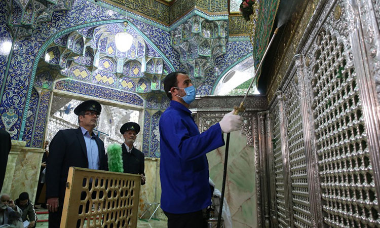 Nhân viên vệ sinh khử trùng đền thờ Masumeh ở thành phố Qom, Iran hôm 25/2. Ảnh: AFP.