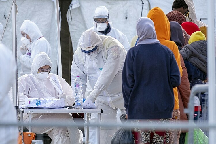 Các bác sĩ tại Hội Chữ thập đỏ Italy vào ngày 27/2. Ảnh: AFP