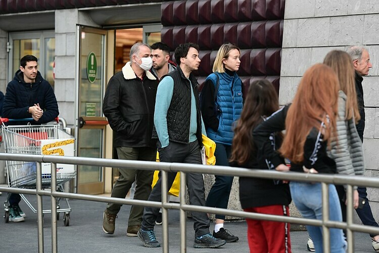 Người dân Italy xếp hàng mua gom thực phẩm bên ngoài một siêu thị ở Milan ngày 8/3. Ảnh: AFP