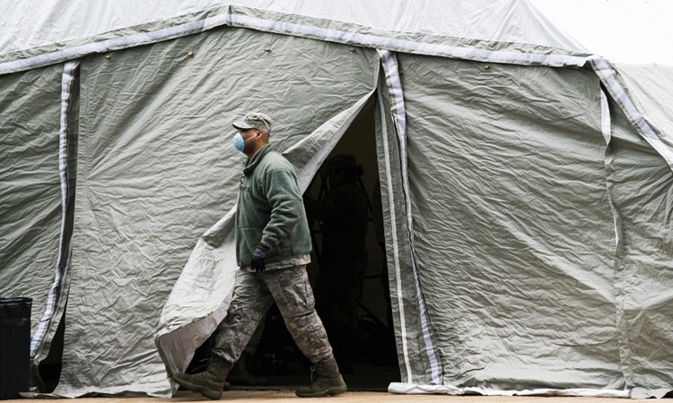 Lính không quân Mỹ tại chiếc lều được sử dụng làm nhà xác tạm thời bên ngoài bệnh viện Bellevue ở New York ngày 25/3. Ảnh: AFP.