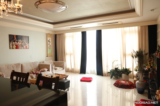 Căn hộ tọa lạc ở quận Bình Thạnh, TP HCM, có ba phòng ngủ và tông trắng - nâu chủ đạo. Khi Khánh Vân chuyển qua, ngôi nhà có một số nội thất cơ bản như ghế sofa, giường nên người đẹp dường như không sắm sửa gì thêm. 