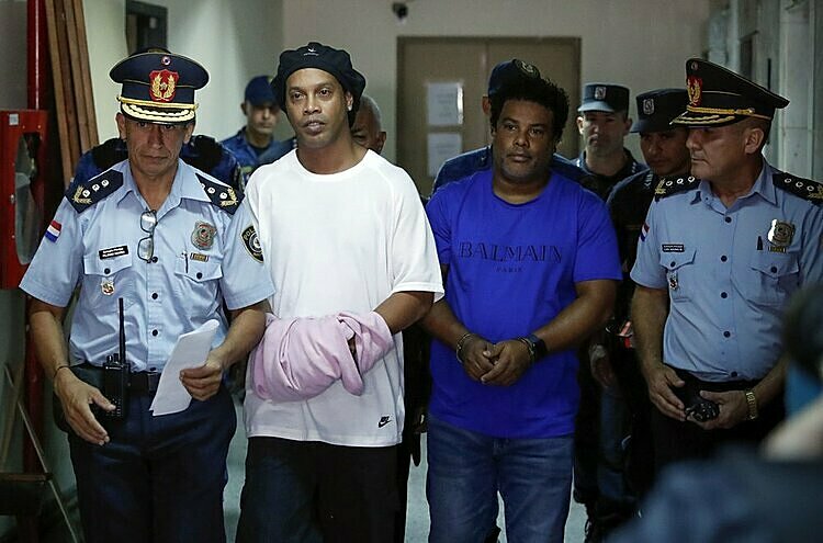 Ronaldinho (trắng) đón sinh nhật lần thứ 40 trong tù. Ảnh: AP.