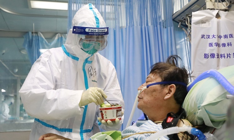 Y tá mặc đồ bảo hộ chăm sóc một bệnh nhân nhiễm nCoV tại Bệnh viện Trung Nam Đại học Vũ Hán ngày 8/2. Ảnh: Reuters.