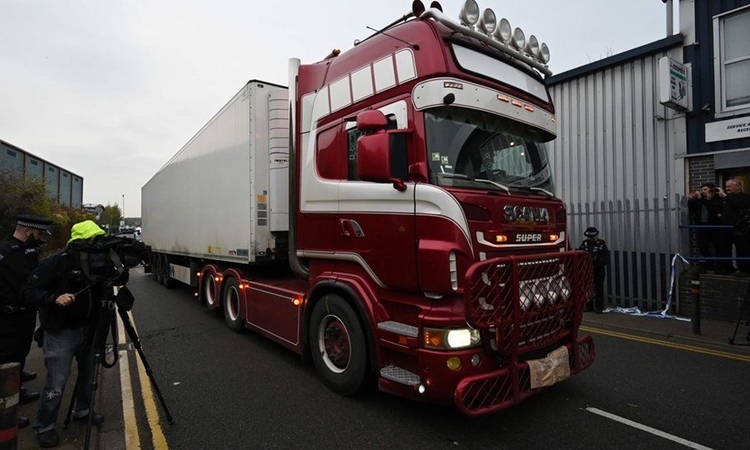 Xe container chở thi thể tại Waterglade ngày 23/10/2019. Ảnh: AFP.