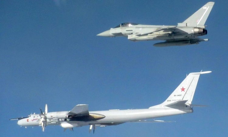 Một chiến đấu cơ Anh tiếp cận máy bay ném bom Tupolev Tu-95 Nga. Ảnh: UK Crown.