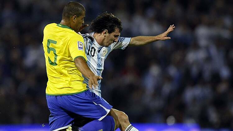 Melo (vàng) gây ức chế cho Messi với lối đá thô bạo. Ảnh: Reuters.