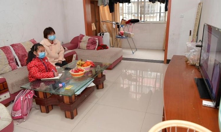 Một học sinh học trực tuyến tại nhà ở thành phố Nam Xương, tỉnh Giang Tây, Trung Quốc, ngày 10/2. Ảnh: Xinhua.
